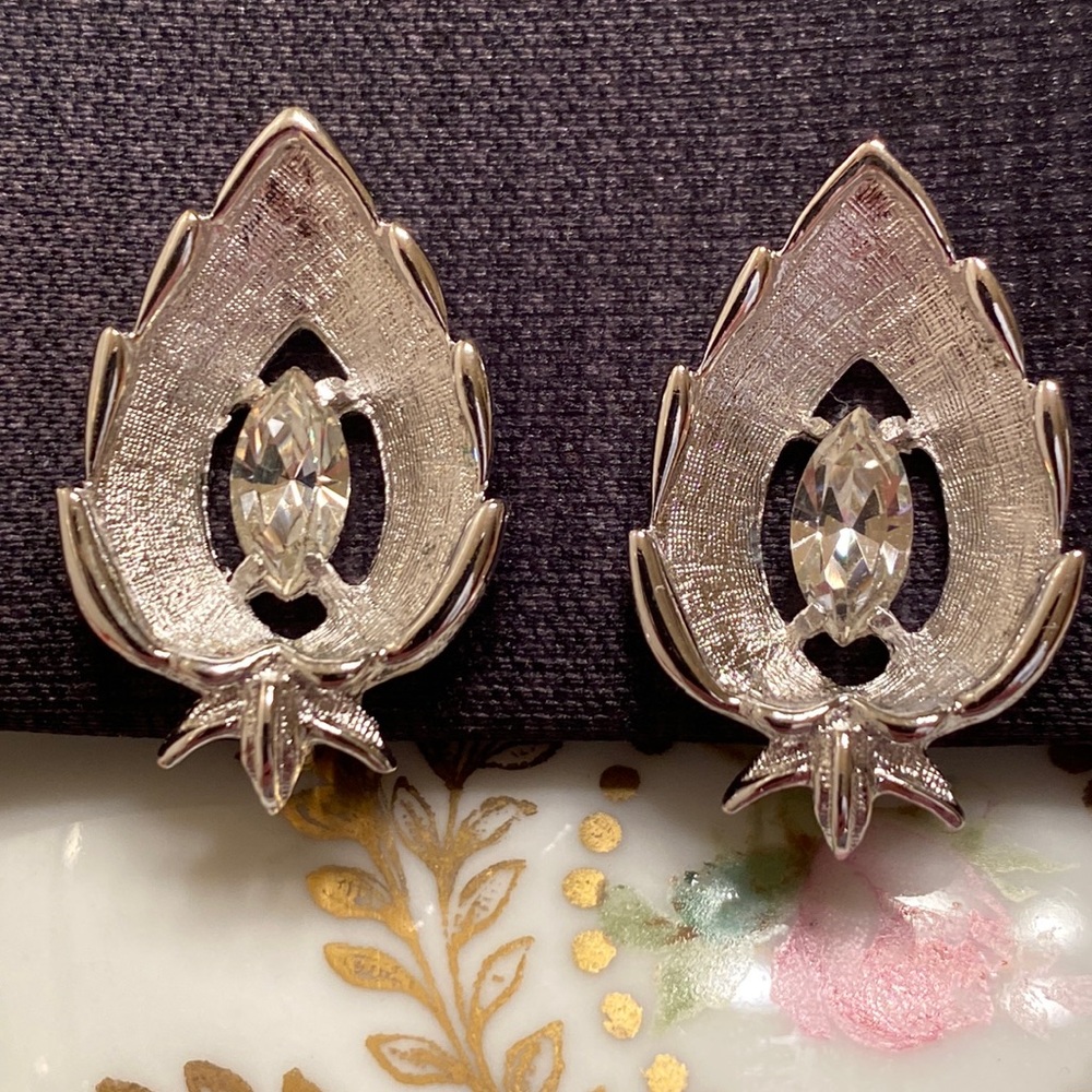 Sarah Coventry Silver Fall leaf textured metal clip earrings Marquis rhinestone